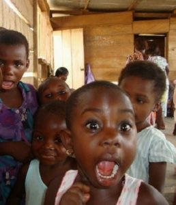 volti-sorridenti-bambini-adozione-distanza